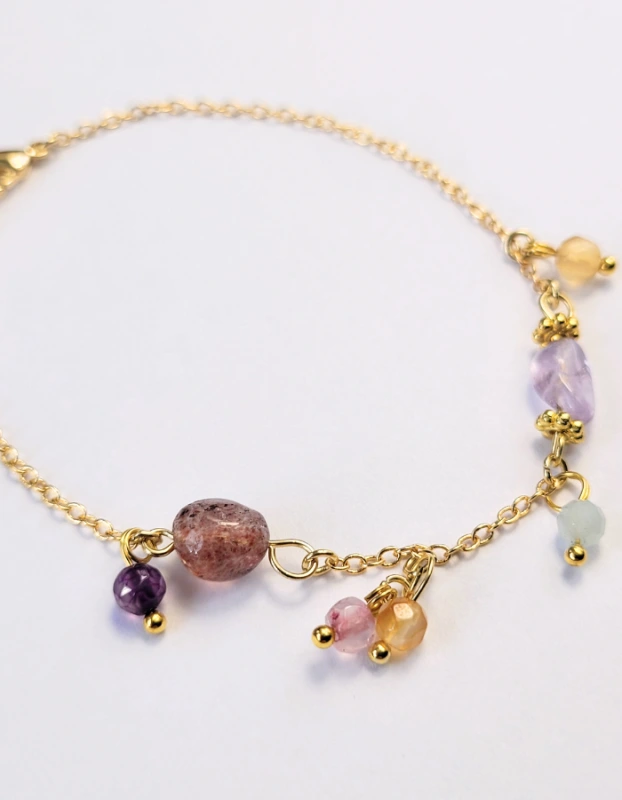 Pozlátený náramok z kolekcie Violetta s farebnými minerálmi
