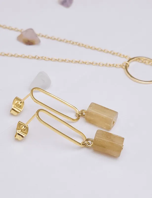 Minimalistické náušnice z pozlátenej kolekcie Spektrum. Prírodné medové kamene Fluorit