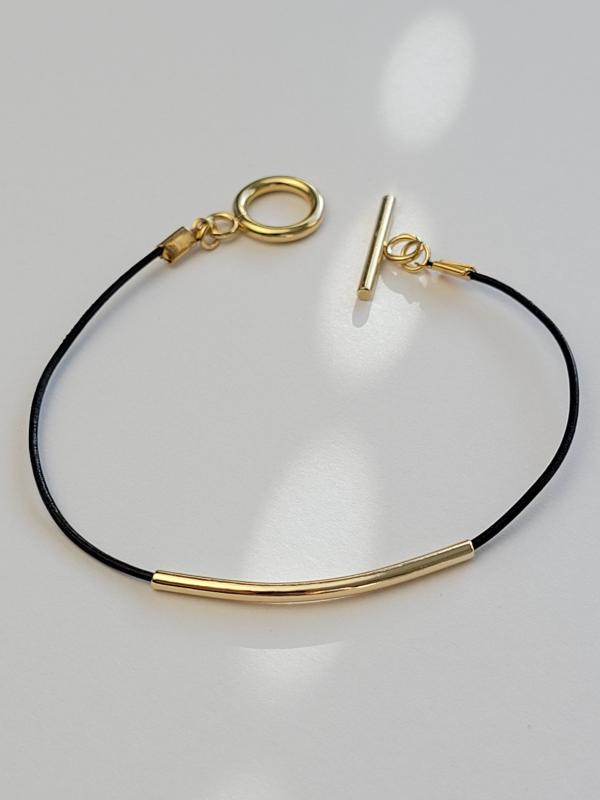 Antigona- koženkový náramok spozlátenými komponentami 2