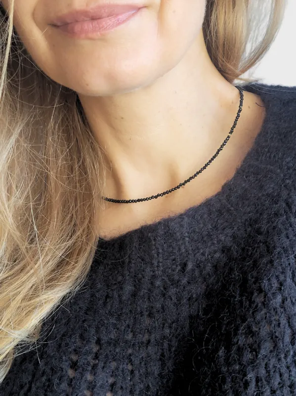 Lakmé - Ónyxový náhrdeľník s pozláteným zapínaním 1