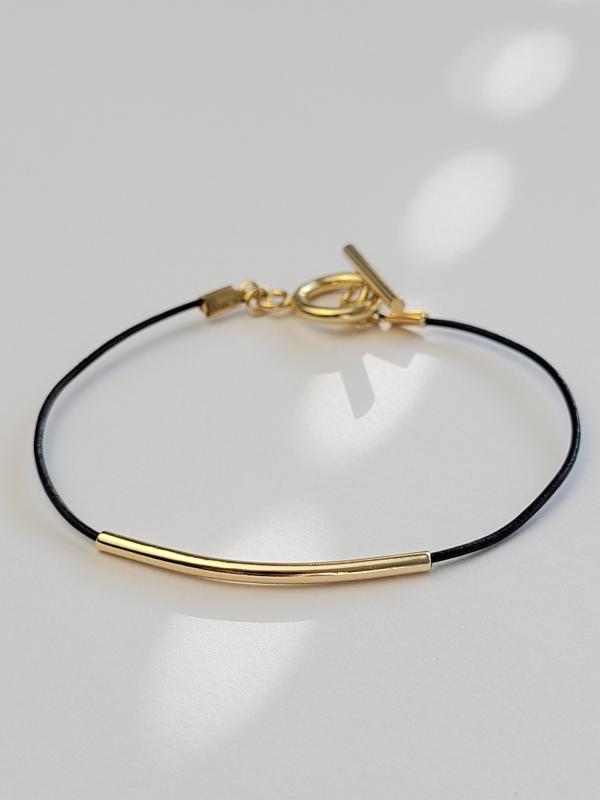 Antigona- koženkový náramok spozlátenými komponentami 3