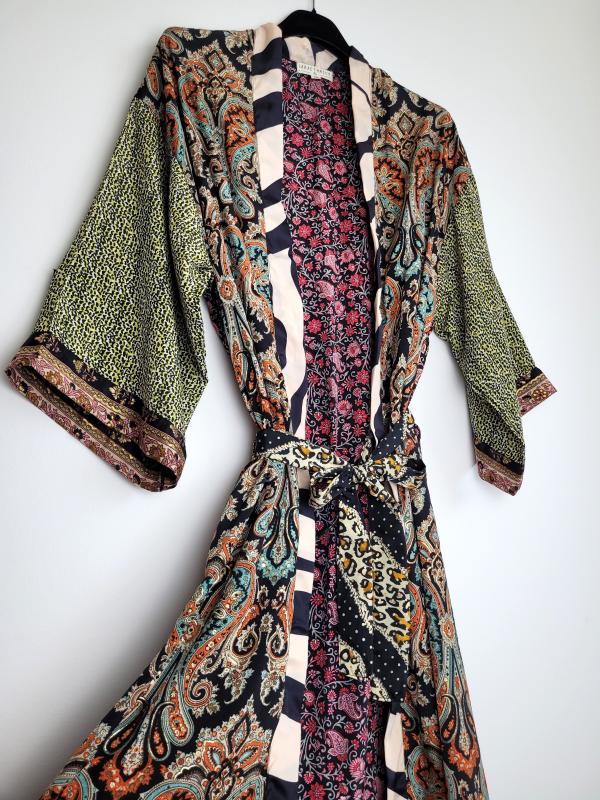 Kaftan s kašmírovým vzorom na čiernom podklade 2