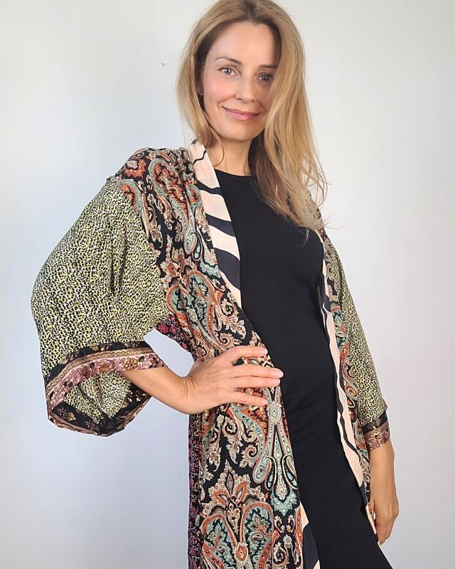 Kaftan s kašmírovým vzorom na čiernom podklade 1