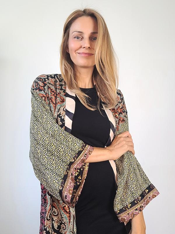 Kaftan s kašmírovým vzorom na čiernom podklade