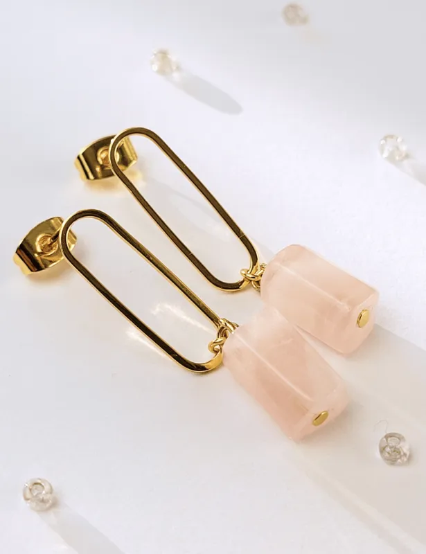 Minimalistické náušnice z pozlátenej kolekcie Spektrum. Prírodné ružové kamene Fluorit 4