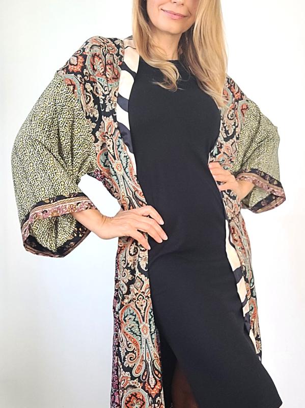 Kaftan s kašmírovým vzorom na čiernom podklade 3