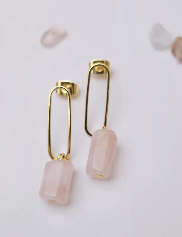 Minimalistické náušnice z pozlátenej kolekcie Spektrum. Prírodné ružové kamene Fluorit