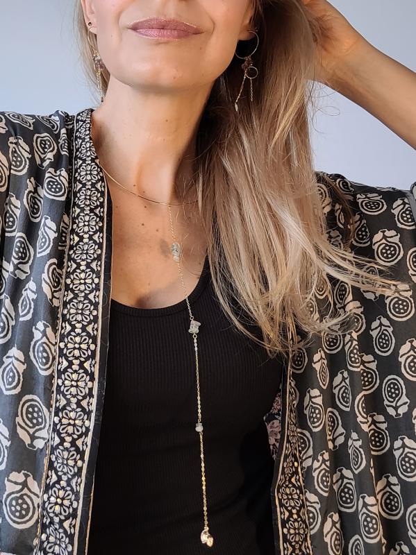 Pozlátená obruč - náhrdeľník z kolekcie Spektrum s úlomkami prírodných kameňov Fluorit Sen 1