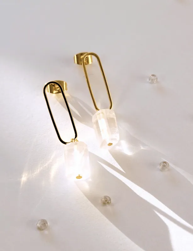 Minimalistické náušnice z pozlátenej kolekcie Spektrum. Prírodné priehľadné kamene Fluorit