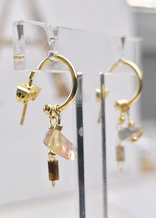 Malé pozlátené náušničky z kolekcie Spektrum 1 s úlomkami prírodných kameňov Fluorit 1
