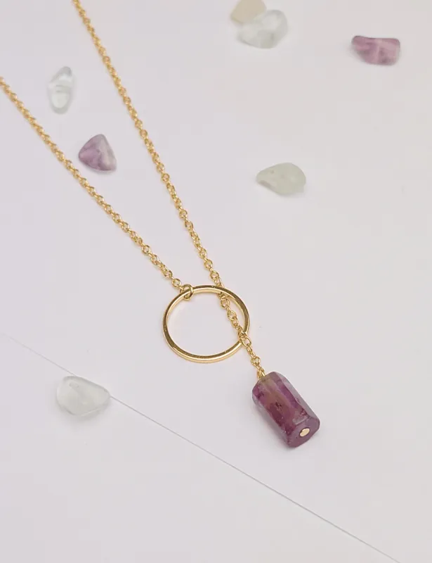 Minimalistický prevliekací pozlátený náhrdeľník s fialovým kameňom Fluorit