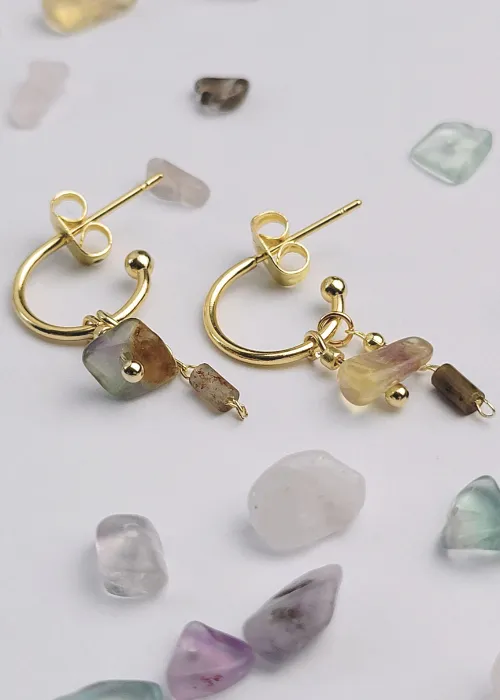 Malé pozlátené náušničky z kolekcie Spektrum 1 s úlomkami prírodných kameňov Fluorit