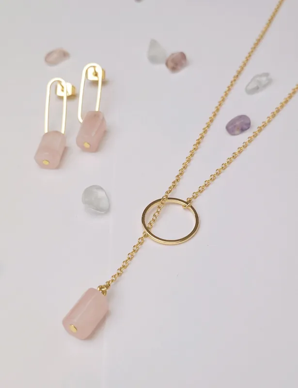 Minimalistický prevliekací pozlátený náhrdeľník s ružovým kameňom Fluorit
