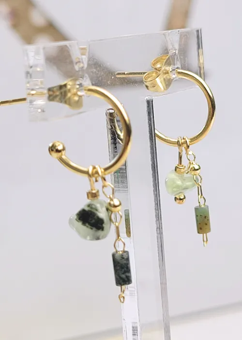 Malé pozlátené náušničky z kolekcie Spektrum 1 s úlomkami prírodných kameňov Fluorit