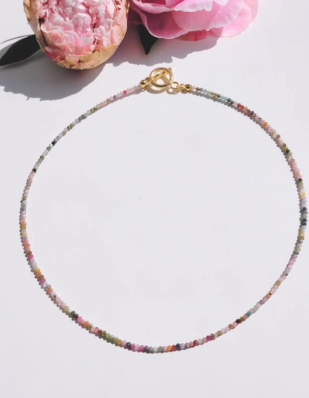 Leila - náhrdeľník s pozláteným zapínaním s kameňom Turmalín 2