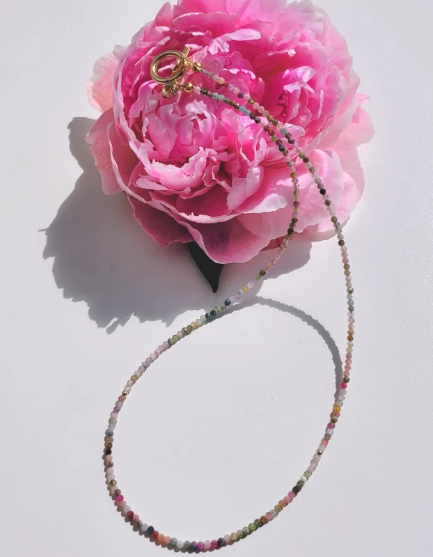 Leila - náhrdeľník s pozláteným zapínaním s kameňom Turmalín 1