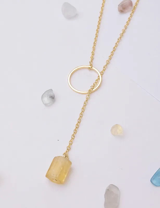 Minimalistický prevliekací pozlátený náhrdeľník s medovým kameňom Fluorit