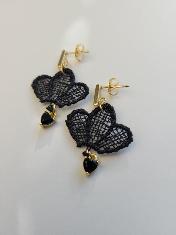 Bohéma - malé čipkové náušnice s pozláteným komponentom a čiernym kamienkom 3