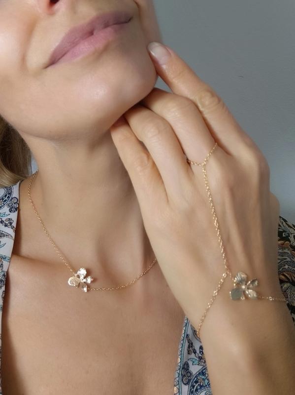 Flóra pozlátený náramok cez prst 1