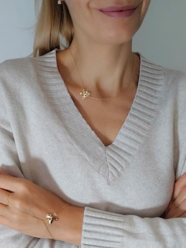 Flóra pozlátený náramok cez prst 3