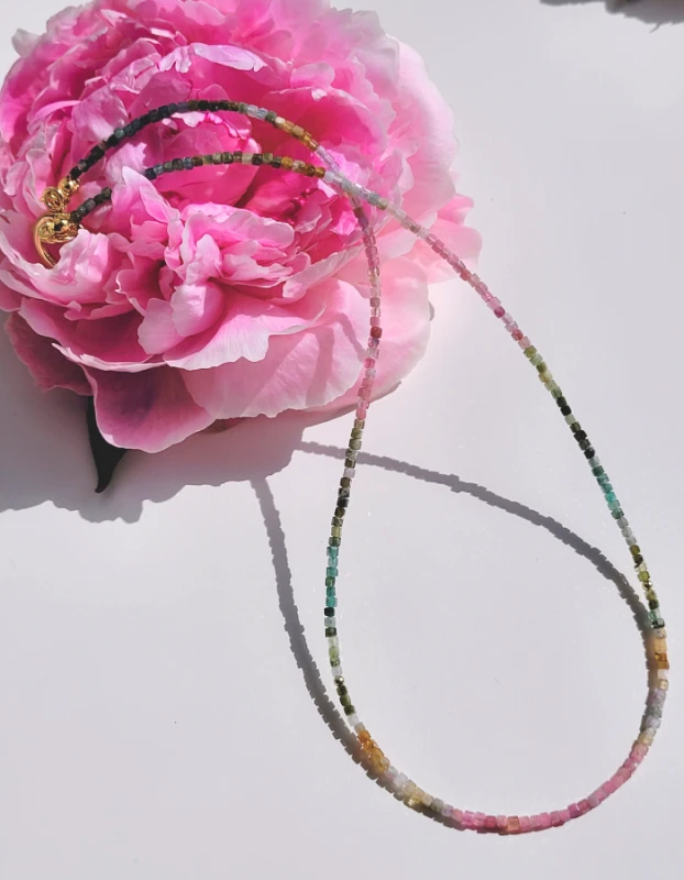 Leila - náhrdeľník s pozláteným zapínaním s Turmalínom ovál