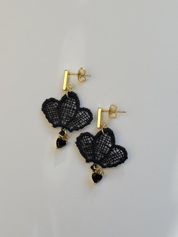 Bohéma - malé čipkové náušnice s pozláteným komponentom a čiernym kamienkom 1