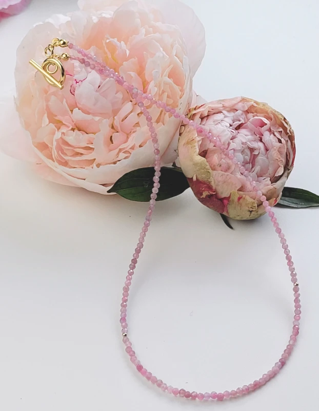 Leila - náhrdeľník s pozláteným zapínaním s ružovým Turmalínom 2