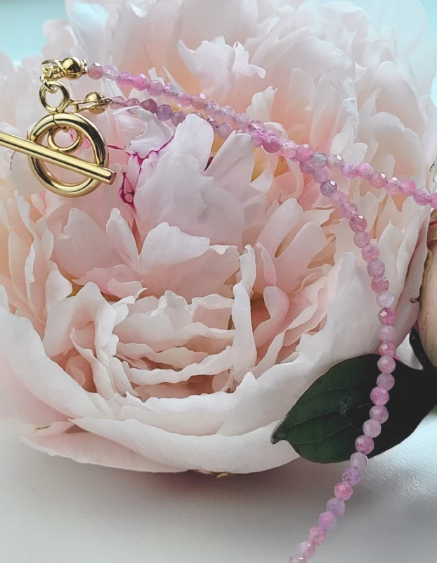 Leila - náhrdeľník s pozláteným zapínaním s ružovým Turmalínom 1