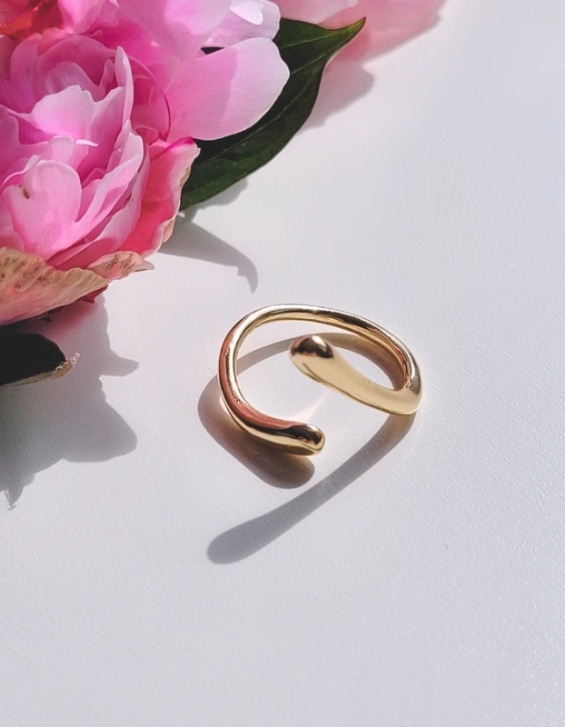 Pozlátený prstienok Leila s nastaviteľnou veľkosťou 1