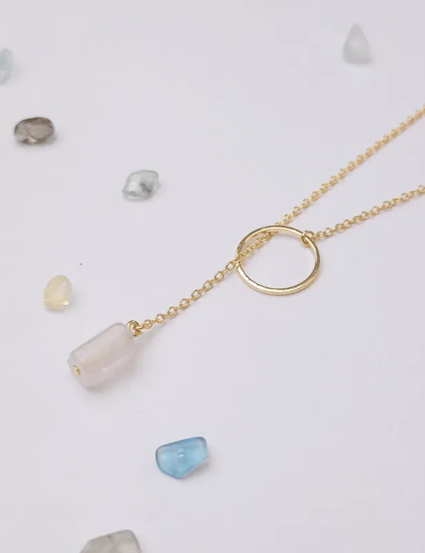Minimalistický prevliekací pozlátený náhrdeľník s priehľadným kameňom Fluorit