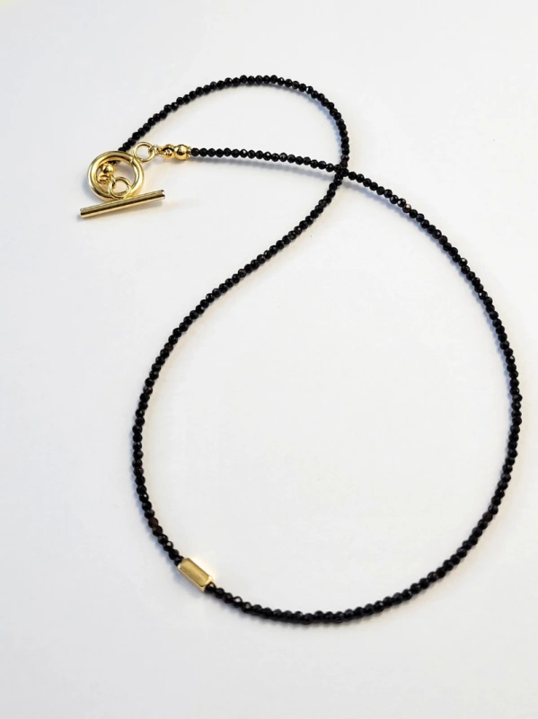 Lakmé - Ónyxový náhrdeľník s pozláteným zapínaním a príveskom