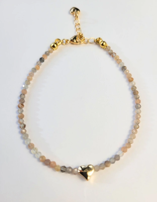 Lakmé light - pozlátený náramok s Mesačným kameňom a dvoma srdiečkami 1