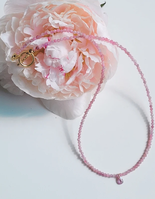 Leila - náhrdeľník z Turmalínu s príveskom a pozláteným zapínaním 3