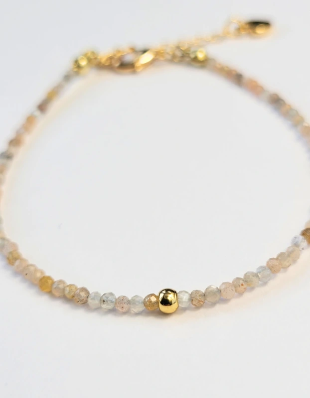 Lakmé light - pozlátený náramok s Mesačným kameňom a bodkou