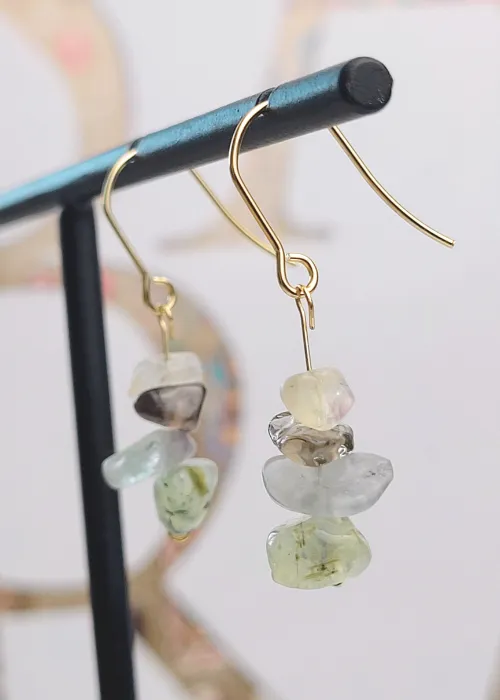 Malé pozlátené visiace náušničky z kolekcie Spektrum 1