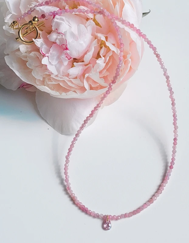 Leila - náhrdeľník z Turmalínu s príveskom a pozláteným zapínaním