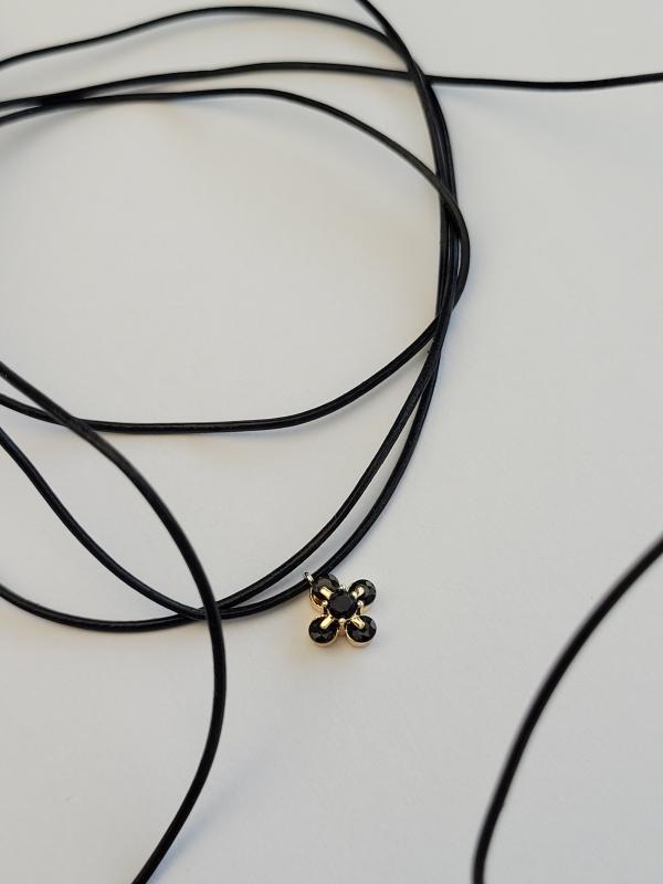 Antigona - kožená šnúrka na krk 3