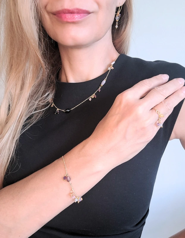 Pozlátený náhrdelník z kolekcie Violetta s farebnými minerálmi 2