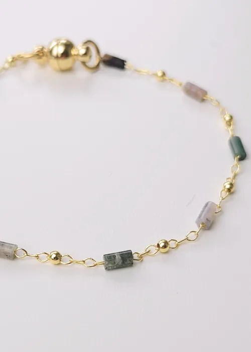 Pozlátený náramok z kolekcie Spektrum s úlomkami prírodných kameňov Fluorit 1
