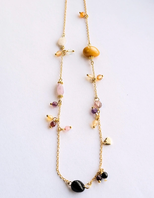 Pozlátený náhrdelník z kolekcie Violetta s farebnými minerálmi