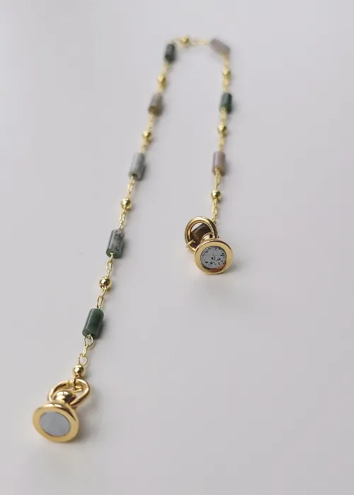 Pozlátený náramok z kolekcie Spektrum s úlomkami prírodných kameňov Fluorit 2