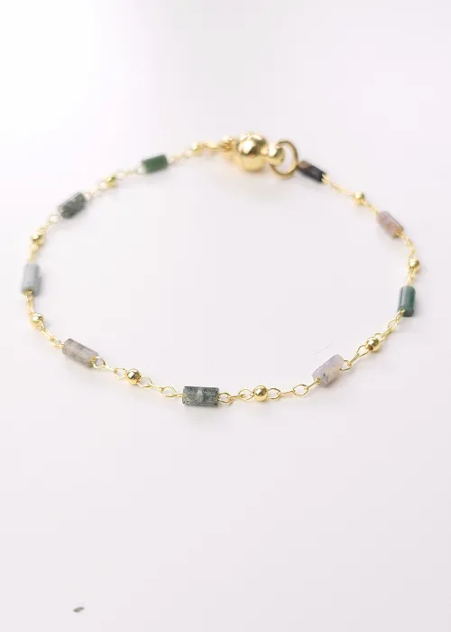 Pozlátený náramok z kolekcie Spektrum s úlomkami prírodných kameňov Fluorit