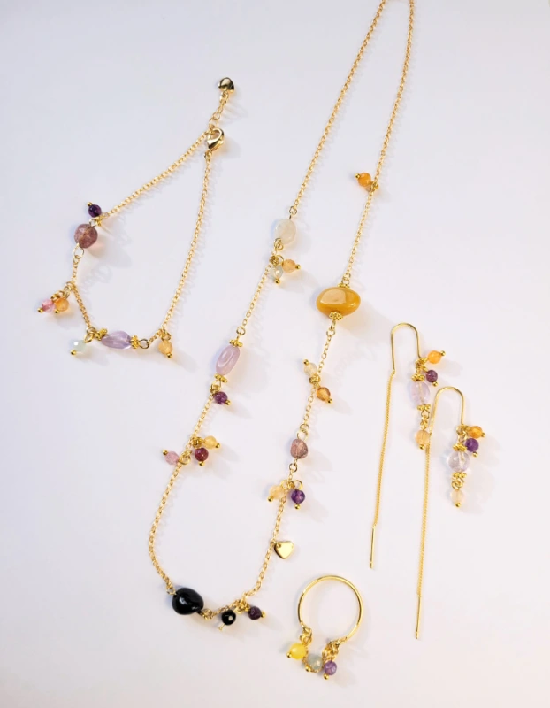 Pozlátený náhrdelník z kolekcie Violetta s farebnými minerálmi 5